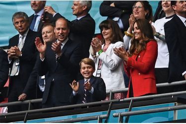 Dans les tribunes de Wembley à Londres, George, entre William et Kate, applaudit la victoire de l’Angleterre contre l'Allemagne, le 29 juin.