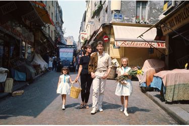 Hugues Aufray, son premier rendez-vous avec Match en 1964, avec son épouse Hélène, et leurs deux filles, Marie, 6 ans et Charlotte, 3 ans.