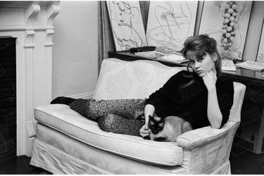 Jane Fonda avec son chat siamois, dans l’appartement où elle vit en colocation, à New York, fin 1959.