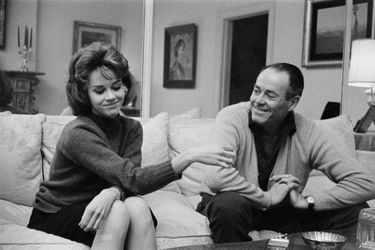 Jane Fonda rend visite à son père Henry Fonda, dans son appartement de New York, fin 1959.