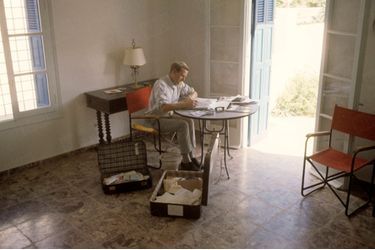 John Le Carré au travail pendant ses vacances en famille sur l'île de Spetses, en Grèce, photographié à l'occasion du premier rendez-vous du romancier britannique avec Paris Match, en octobre 1964.