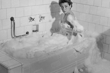 « Gréco découvre à Rio la douceur du bain de mousse.  » - Paris Match n°95, 13 janvier 1951
