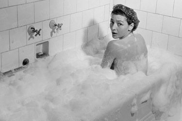 « Gréco découvre à Rio la douceur du bain de mousse.  » - Paris Match n°95, 13 janvier 1951