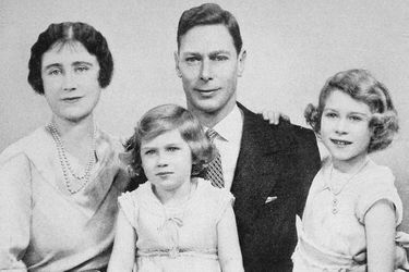 La princesse Elizabeth avec ses parents et sa soeur la princesse Margaret, photo non datée