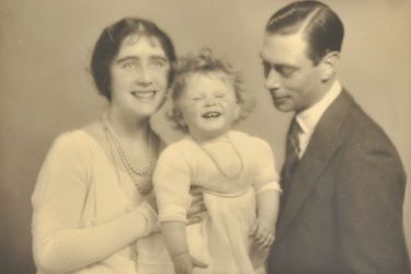 La princesse Elizabeth avec ses parents, photos non datée