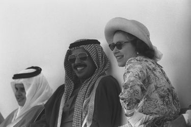 La reine Elizabeth II avec le cheikh Hamed ben Issa Al Khalifa, futur roi du Bahreïn (février 1979)