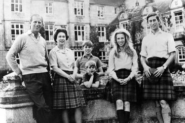 La reine Elizabeth II avec le prince Philip, le prince Charles, la princesse Anne, le prince Andrew et le prince Edward à Balmoral (octobre 1972) 
