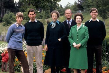 La reine Elizabeth II avec le prince Philip, le prince Charles, la princesse Anne, le prince Andrew et le prince Edward (septembre 1979) 