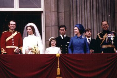 La reine Elizabeth II en famille au balcon de Buckingham, pour le mariage de la princesse Anne (novembre 1973) 