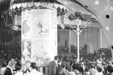 « Pour sa rentrée à Paris, Line Renaud a préfère le Moulin-Rouge à trois autres music-halls. Elle a commence son tour de chant par Pam-pou-de, version 1954 de Tra-la-la-boum » - Paris Match n°290, daté du 16 octobre 1954.