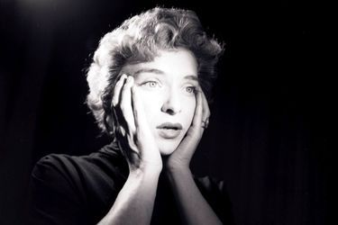 « Line Renaud achève la seule chanson triste de son répertoire. "Ton ménage", et aussi la seule dont Loulou Gasté ne soit pas l'auteur. Elle voulait montrer qu'elle n'est pas seulement la chanteuse fantaisiste que l'on connaissait jusqu'ici. Elle accompagne ses autres chansons de gestes trépidants. Pour "Ton ménage", elle reste immobile, ne remuant que les mains. » - Paris Match n°290, daté du 16 octobre 1954.