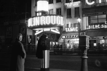 Line Renaud devant le Moulin Rouge en octobre 1954.