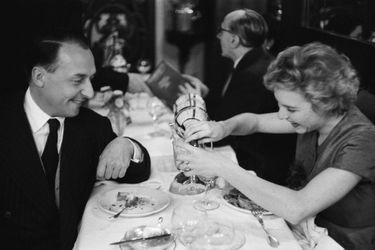 Line Renaud dinant avec Loulou Gasté après son concert au Moulin Rouge en octobre 1954.