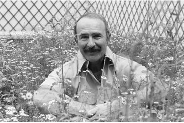 Jean-Pierre Marielle dans le jardin de sa maison de Boulogne, le 14 août 1977.