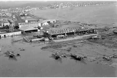 « La plage a disparu sous la boue que jonchent maintenant les avions de la base voisine de l'aéronavale. Certains même, emportés au large, ont sombré. » - Paris Match n°557, 12 décembre 1959.
