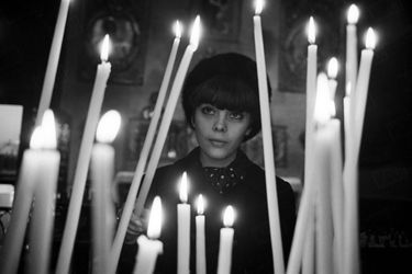 Mireille Mathieu pour Paris Match, dans une église d'Avignon, janvier 1966.
