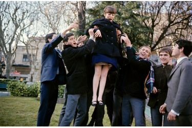 « A Avignon, square Saint-Martial, ses copains du “Palais de la Bière” la portent en triomphe. » - Paris Match n°875, 15 janvier 1966