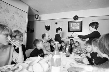 « Pour fêter son retour, grand repas sous les médailles des familles » - Paris Match n°875, 15 janvier 1966