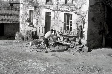 Raymond Poulidor sur son vélo chez lui dans la ferme de Saint-Léonard-de-Noblat, dans le Limousin, en mars 1961.