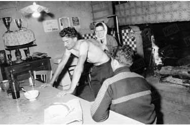 « Mme Poulidor mère est le soigneur attitré de Raymond. Elle ne laisse à personne le soin de le passer au gant de crin lorsqu'il rentre de l'entrainement. » - Paris Match n°629, 29 avril 1961