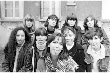Sophie Marceau pose au milieu de ses copines de lycée devant le H.l.m. de ses parents à Gentilly, en février 1981.
