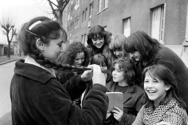 Sophie Marceau pose au milieu de ses copines de lycée devant le H.l.m. de ses parents à Gentilly, en février 1981.