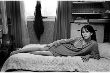 Sophie Marceau dans sa chambre, chez ses parents à Gentilly, en février 1981.