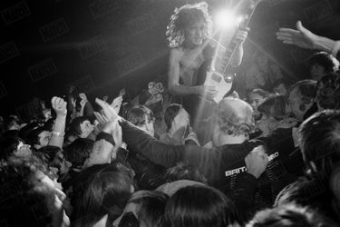 « Angus Young, le guitariste vedette d'AC/DC, juché sur les épaules de son garde du corps, a entrepris un parcours périlleux au risque de se faire déchiqueter par les "kids" survoltés. » - Paris Match n°1646, 12 décembre 1980