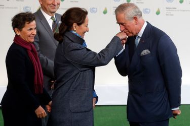 On les sait, l’un comme l’autre, très impliqués dans la défense de l’environnement. Le prince Albert II de Monaco et le prince Charles étaient bien évidemment présents ce lundi 30 novembre à Paris, parmi d’autres têtes couronnées, pour l’ouverture de la COP21, la conférence mondiale pour le climat de l’ONU. Et, comme à son habitude, le prince de Galles n’a pas manqué de faire un baise main à Ségolène Royal<br />
 lorsque celle-ci l’a accueillie dans la capitale française.Chaque dimanche, le Royal Blog de Paris Match vous propose de voir ou revoir les plus belles photographies de la semaine royale.