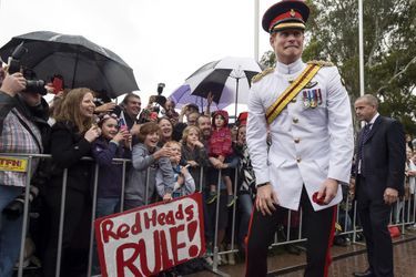 Arrivé ce lundi 6 avril à Canberra pour entamer son détachement d’un mois auprès de l’armée australienne, le prince Harry a été accueilli par une pancarte «redhead rules» - «les roux assurent !»<br />
 De quoi lui susciter une belle grimace…Chaque dimanche, le Royal Blog de Paris Match vous propose de voir ou revoir les plus belles photographies de la semaine royale.