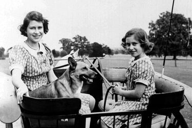 La princesse Elizabeth avec sa soeur la princesse Margaret, en 1941
