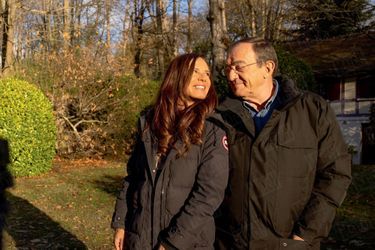 Nathalie Marquay et Jean-Pierre Pernaut dans le jardin de leur propriété de Louveciennes (Yvelines) le 29 novembre 2021.