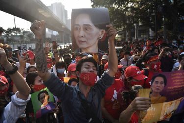 Le 1er février, ces émigrés du Myanmar, autrement dit la Birmanie, protestent devant leur ambassade à Bangkok, en Thaïlande.