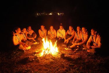 Les Miss réunies autour d'un feu à l'issue d'une randonnée à Mafate sur l'île de la Réunion le 19 novembre 2021