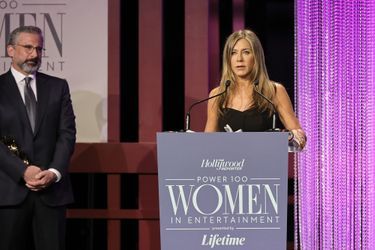 Jennifer Aniston (avec Steve Carell) reçoit le Sherry Lansing Leadership Award lors de la soirée «Power 100 Women in Entertainment» organisée par le «Hollywood Reporter» à Los Angeles le 8 décembre 2021