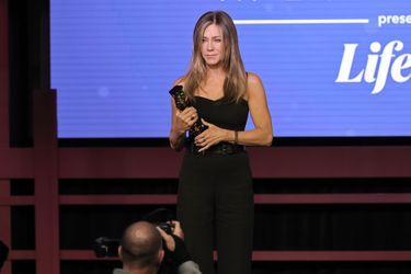 Jennifer Aniston reçoit le Sherry Lansing Leadership Award lors de la soirée «Power 100 Women in Entertainment» organisée par le «Hollywood Reporter» à Los Angeles le 8 décembre 2021