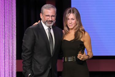 Jennifer Aniston (avec Steve Carell) reçoit le Sherry Lansing Leadership Award lors de la soirée «Power 100 Women in Entertainment» organisée par le «Hollywood Reporter» à Los Angeles le 8 décembre 2021