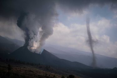 Sur l'île de La Palma, le volcan Cumbre Vieja, ses panaches de fumées et ses rejets de lave et de cendres.
