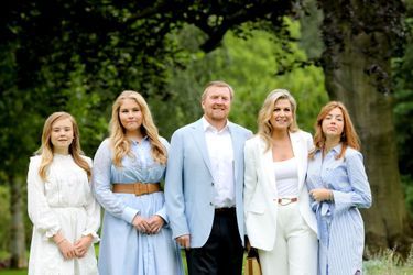 La reine Maxima et le roi Willem-Alexander des Pays-Bas avec leurs filles à La Haye, le 17 juillet 2020 