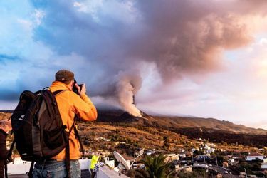 Sur l'île de La Palma, le volcan Cumbre Vieja, ses panaches de fumées et ses rejets de lave et de cendres.
