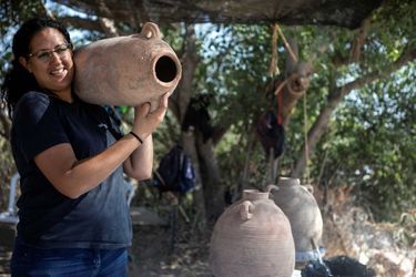 Dans le cadre de fouilles menées à Yavné, ville du sud israélien en pleine expansion, les archéologues ont exhumé au cours des deux dernières années un vaste site de production de vins datant de 1.500 ans. 