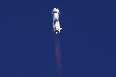 La fusée de Blue Origin a décollé mercredi à la verticale, puis la capsule s&#039;est détachée en vol, et ainsi propulsée, a dépassé la ligne de Karman qui marque, à 100 km d&#039;altitude, la frontière de l&#039;espace selon la convention internationale. Elle a ensuite entamé une chute libre pour retomber sur Terre, freinée notamment par trois immenses parachutes. 
