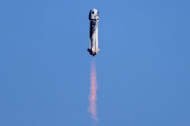 La fusée de Blue Origin a décollé mercredi à la verticale, puis la capsule s&#039;est détachée en vol, et ainsi propulsée, a dépassé la ligne de Karman qui marque, à 100 km d&#039;altitude, la frontière de l&#039;espace selon la convention internationale. Elle a ensuite entamé une chute libre pour retomber sur Terre, freinée notamment par trois immenses parachutes. 