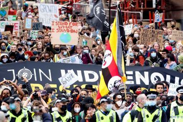 Des milliers de jeunes défilent dans les rues de Glasgow, accusant les grands de ce monde d'inaction face au dérèglement climatique qui menace leur génération et les suivantes, le 5 novembre 2021.