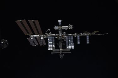 Vue extérieure de la Station spatiale internationale (ISS), avec la capsule Crew Dragon située en haut, et le module russe Nauka, tout en bas. 