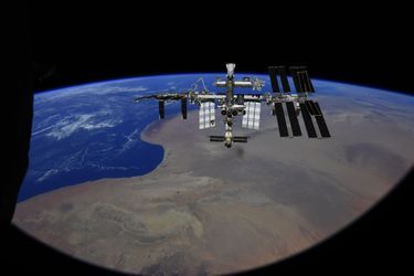 Vue extérieure de la Station spatiale internationale (ISS), avec la capsule Crew Dragon située en haut, et le module russe Nauka, tout en bas. 
