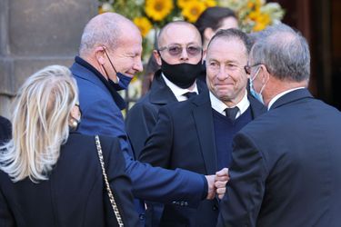 Rolland Courbis et Jean-Pierre Papin à la messe-hommage de Bernard Tapie à Paris, le 6 octobre 2021.