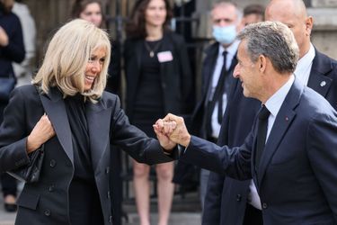 Brigitte Macron et Nicolas Sarkozy à la sortie de la messe hommage à Paris, le 6 octobre 2021.