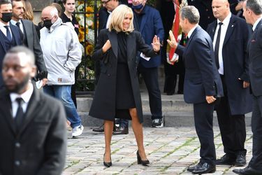 Brigitte Macron et Nicolas Sarkozy à la sortie de la messe hommage à Paris, le 6 octobre 2021.