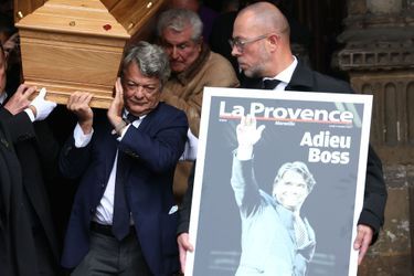 La sortie du cercueil de Bernard Tapie lors de la messe-hommage. 